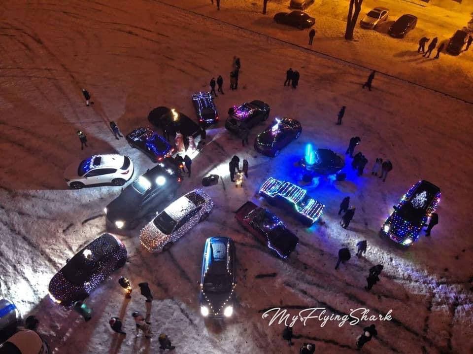 В Харькове засияла елка из авто рекордных размеров (фото, видео)